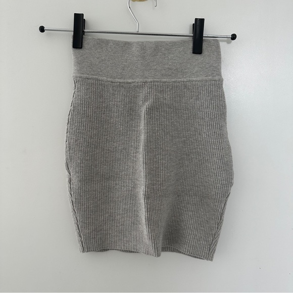 Aritzia Wilfred skirt - Picture 2 of 3